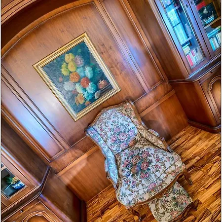 Mina Villa *